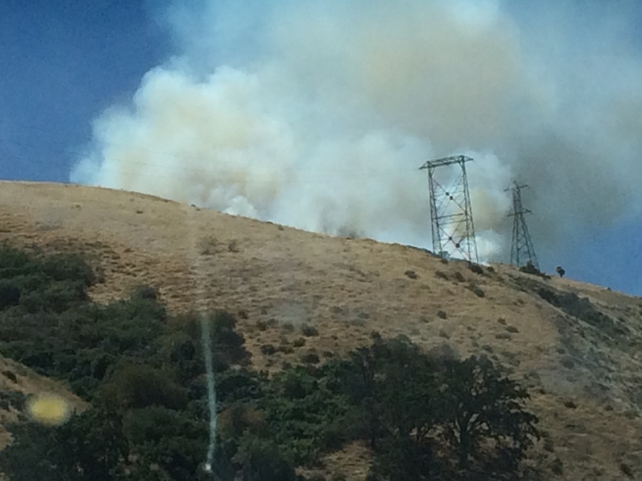Brush fire burning along I5 on Grapevine Bakersfield, CA