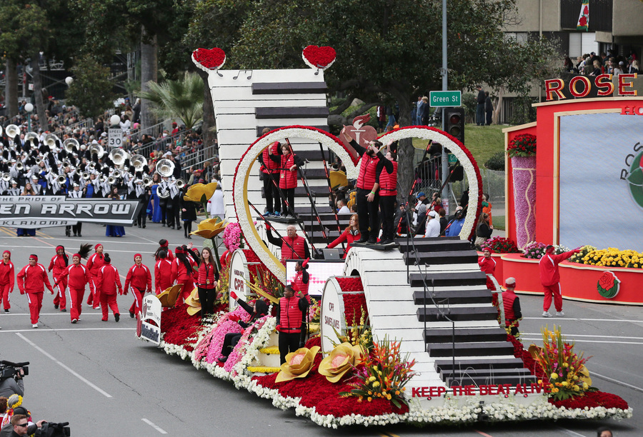 Bakersfield heroes take part in CPRthemed Rose Parade float turnto23